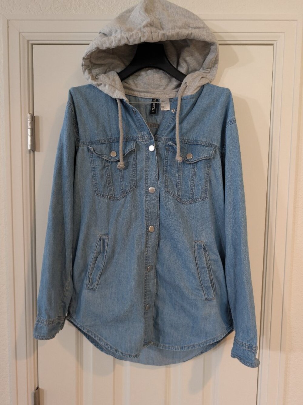 H&M Divided Hooded Denim Jacket Womens US 4 Light Wash Snap